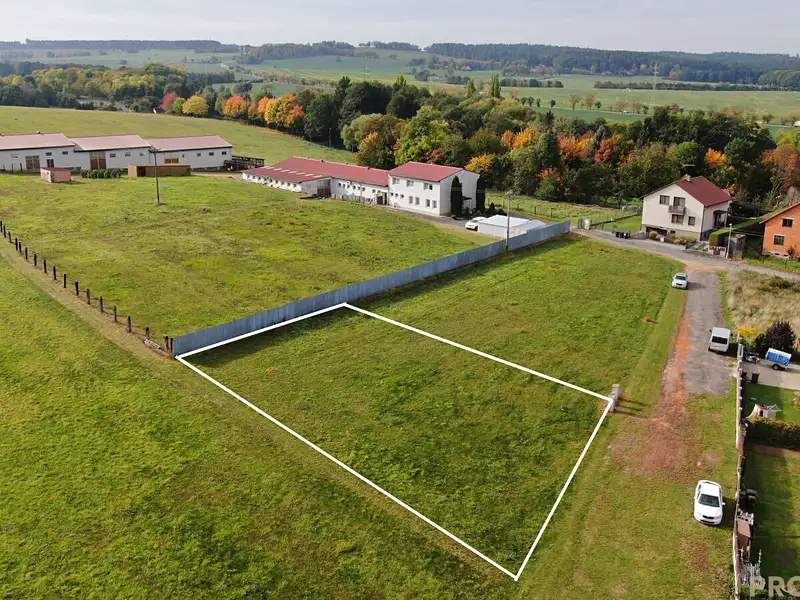 Prodej stavebního pozemku 990 m², Uhlířské Janovice – náhled fotky 1