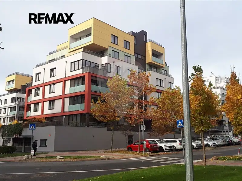 Pronájem bytu 1+kk 43 m², Praha – náhled fotky 1