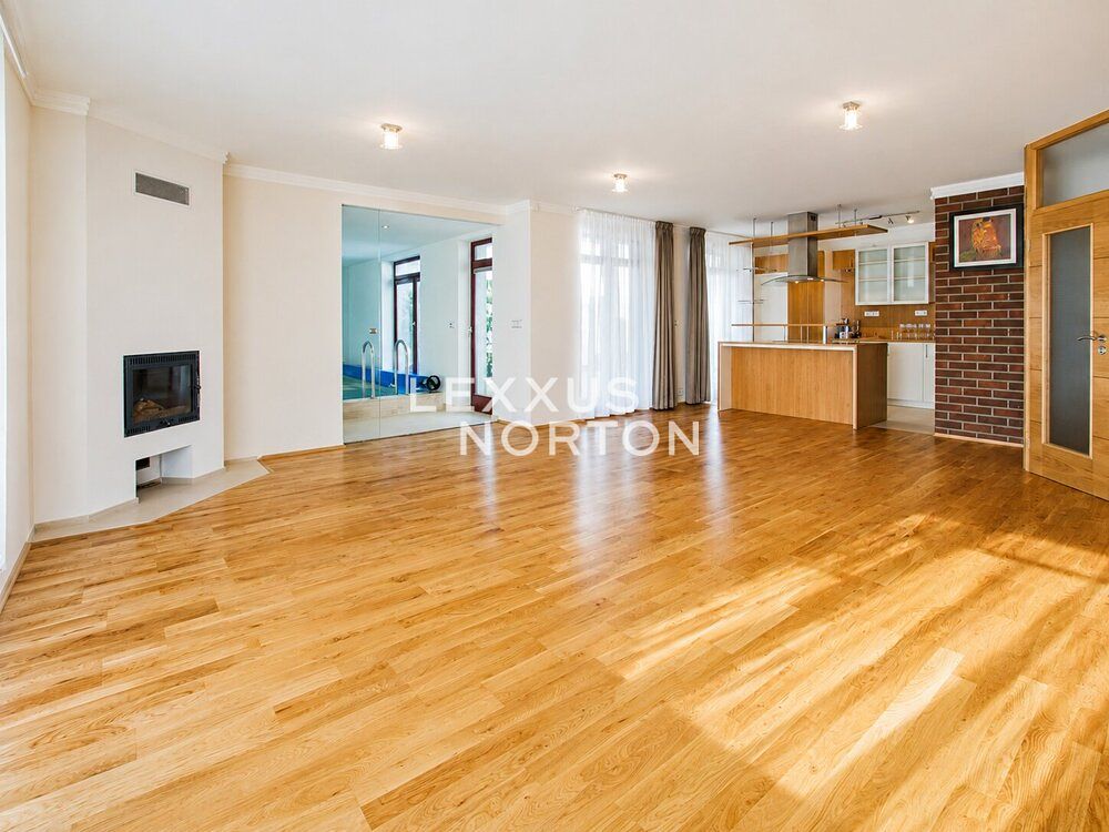 Pronájem rodinného domu 350 m², pozemek 800 m², Praha – fotka 1 z 3