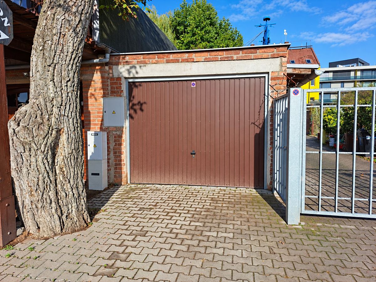 Pronájem garáže 15 m², Hradec Králové – fotka 1 z 3