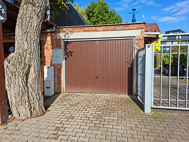 Pronájem garáže 15 m², Hradec Králové – náhled fotky 1