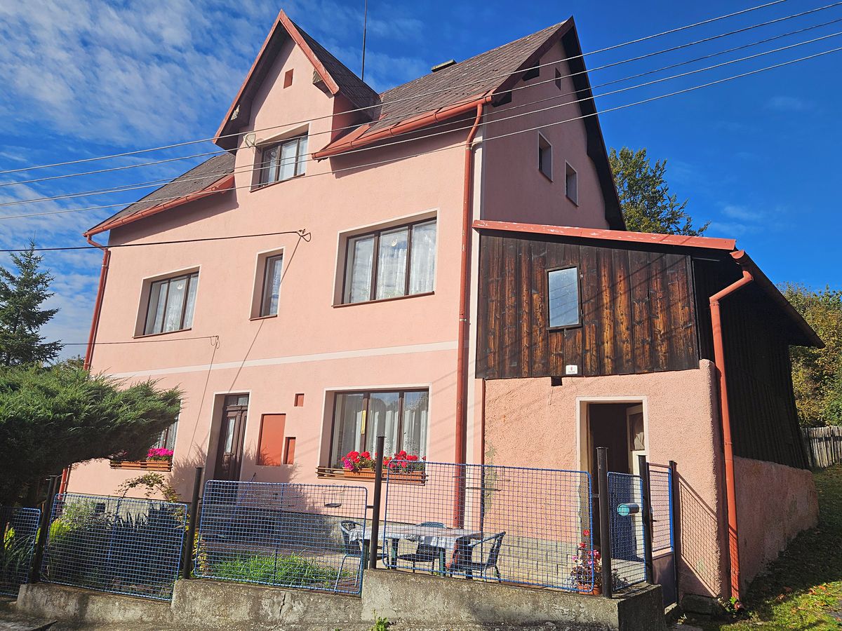 Prodej rodinného domu 210 m², pozemek 296 m², Plesná – fotka 1 z 3