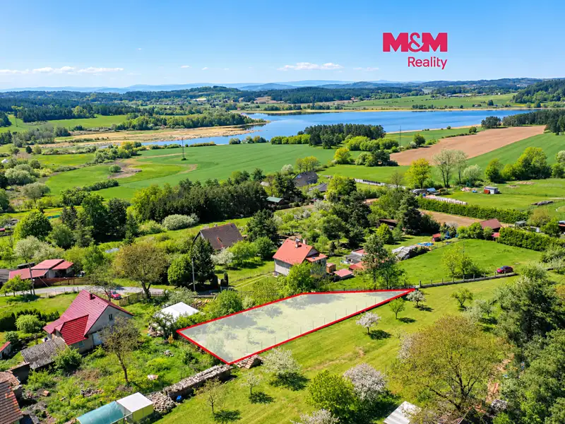 Prodej stavebního pozemku 745 m², Kvášňovice – náhled fotky 1