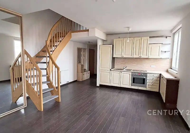 Pronájem bytu 1+kk 50 m², Praha – náhled fotky 1
