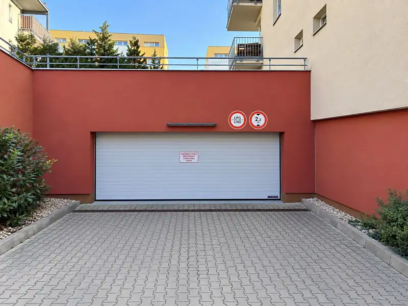 Pronájem garážového stání 12 m², Praha – náhled fotky 1