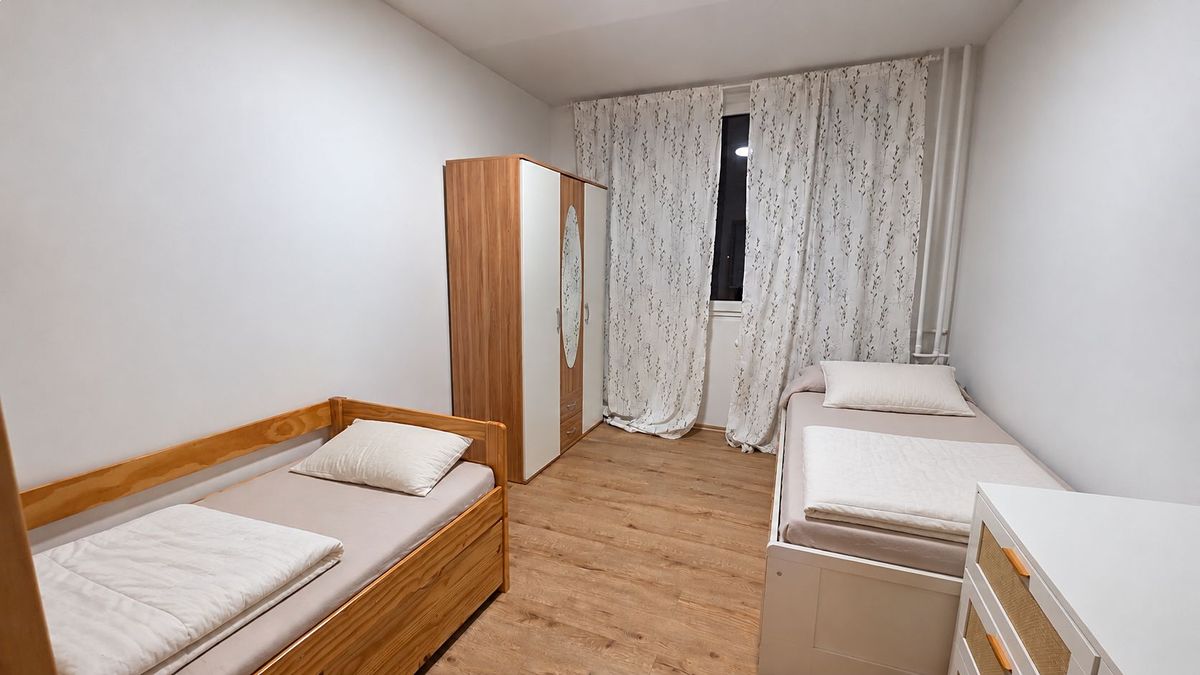 Pronájem bytu pokoje 70 m², Praha – fotka 1 z 3