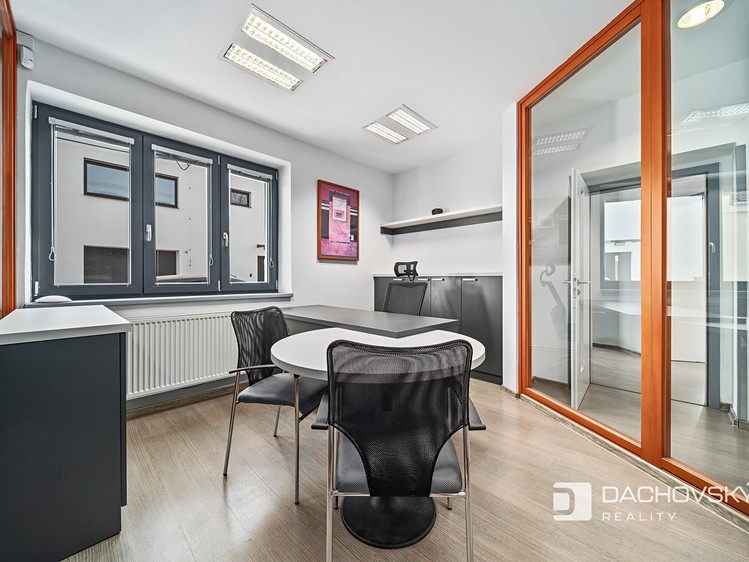 Prodej komerčního prostoru, 374 m² (26 z 52)