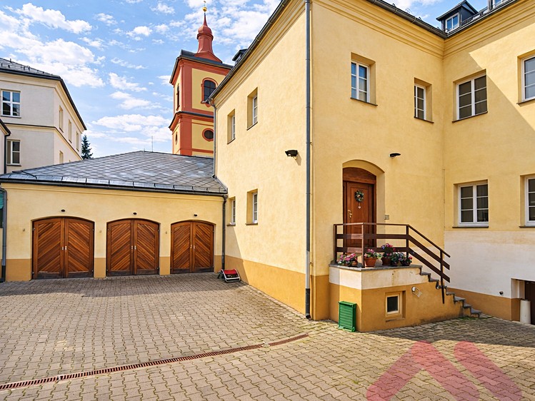 Prodej komerčního prostoru, 868 m² (1 z 18)