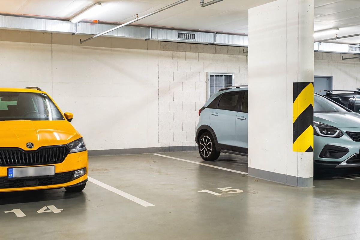 Pronájem garážového stání 18 m², Praha – fotka 1 z 3