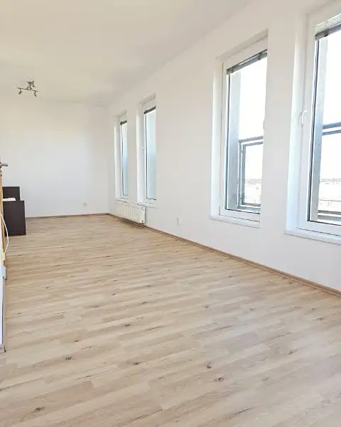 Pronájem bytu 1+kk 36 m², Kolín – náhled fotky 1