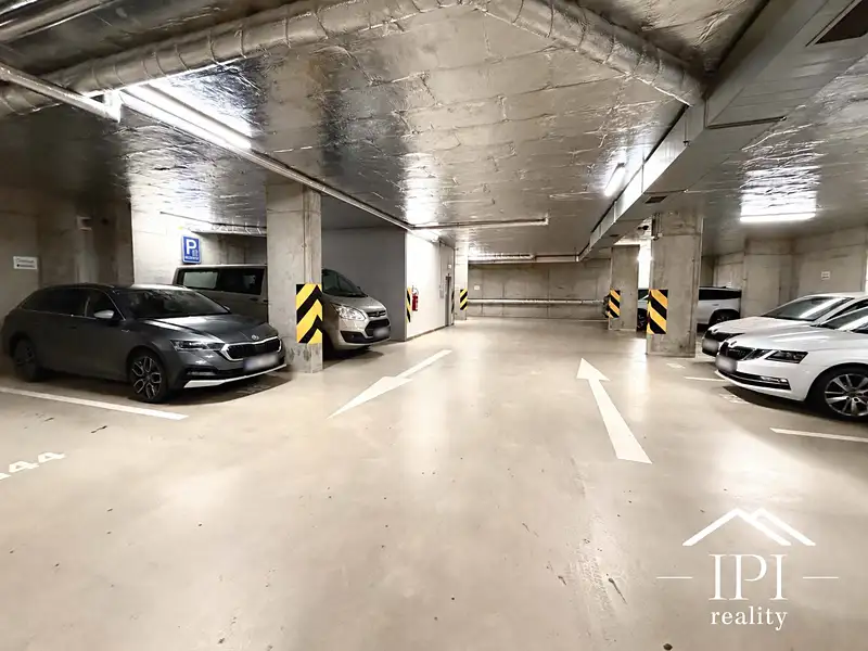 Pronájem garážového stání 17 m², Praha – náhled fotky 1