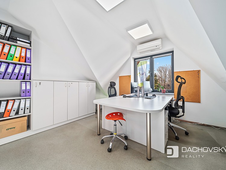 Prodej komerčního prostoru, 374 m² (41 z 52)