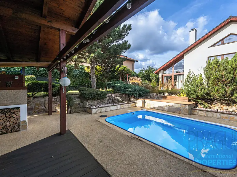 Prodej rodinného domu 245 m², pozemek 920 m², Hostivice – náhled fotky 1