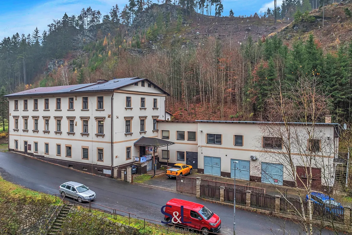 Prodej komerční nemovitosti 2098 m²