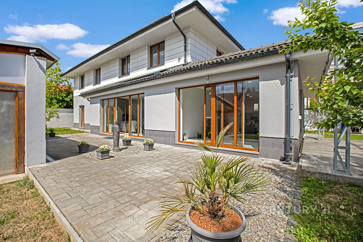 Prodej rodinného domu 354 m², pozemek 693 m²