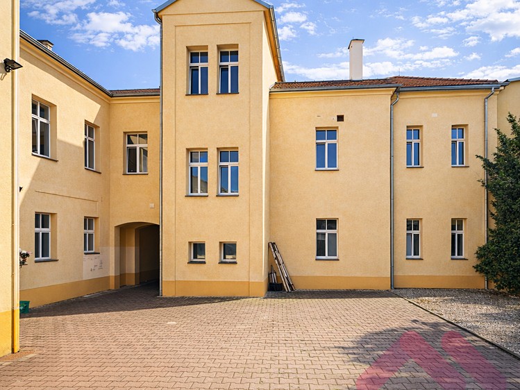 Prodej komerčního prostoru, 868 m² (2 z 18)