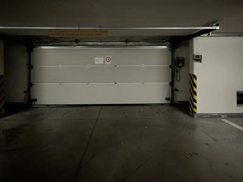 Pronájem garážového stání 25 m², Praha – náhled fotky 2