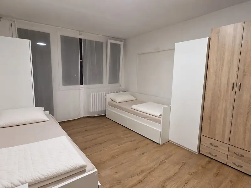 Pronájem bytu pokoje 70 m², Praha – náhled fotky 2