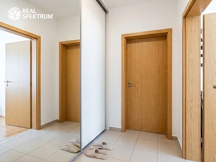 Pronájem bytu 1+kk, 38 m² (3 z 5)