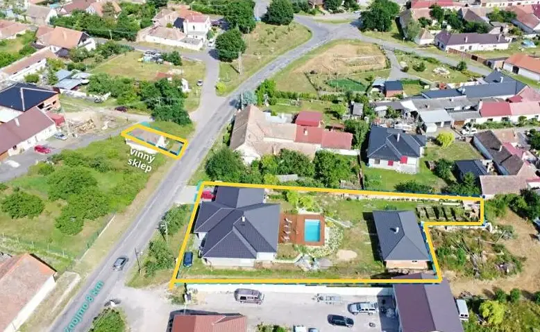 Prodej rodinného domu 362 m², pozemek 1641 m², Strachotice – náhled fotky 1