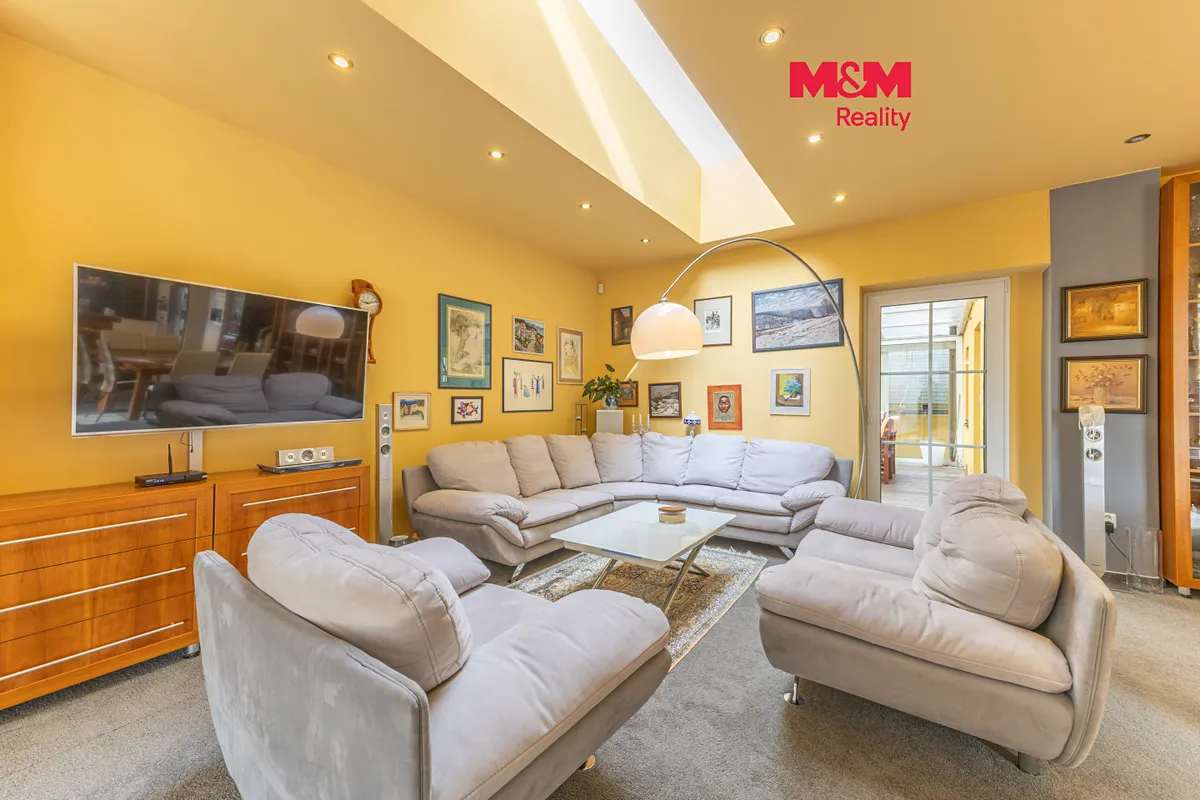 Prodej rodinného domu 300 m², pozemek 1821 m²