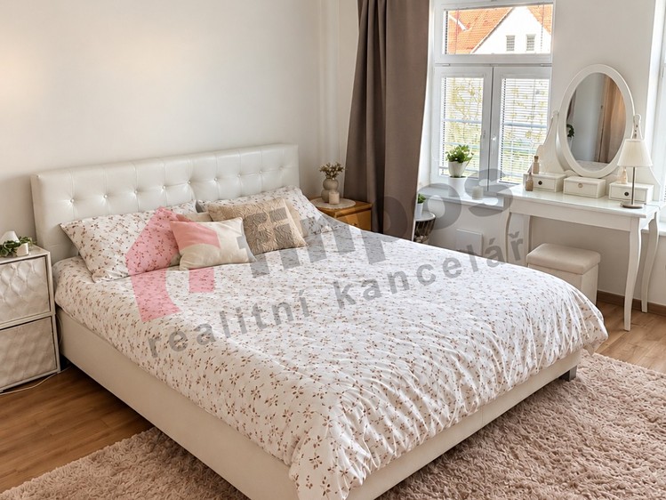 Pronájem bytu 3+kk, 76 m² (2 z 9)