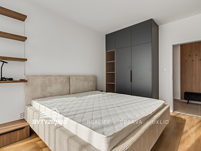 Pronájem bytu 2+kk, 54 m² (3 z 15)