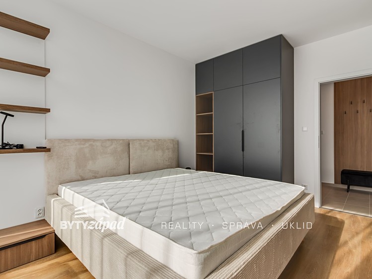 Pronájem bytu 2+kk, 54 m² (3 z 15)