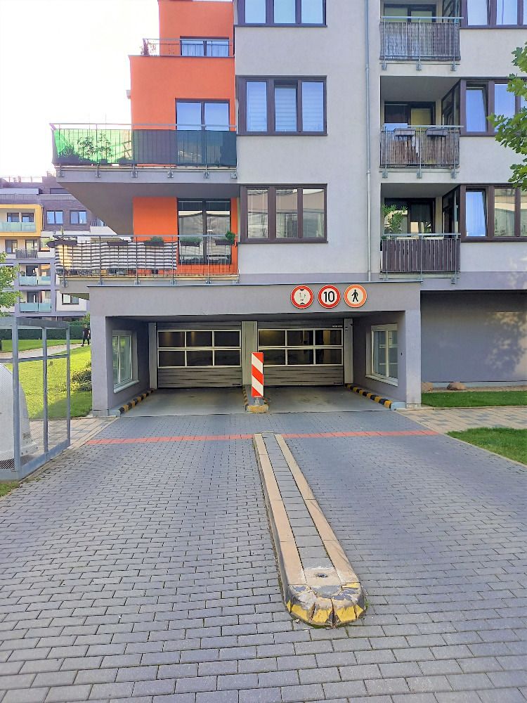 Pronájem garážového stání 15 m², Praha – fotka 1 z 3