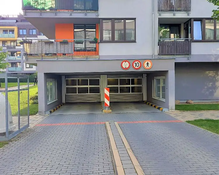 Pronájem garážového stání 15 m², Praha – náhled fotky 1