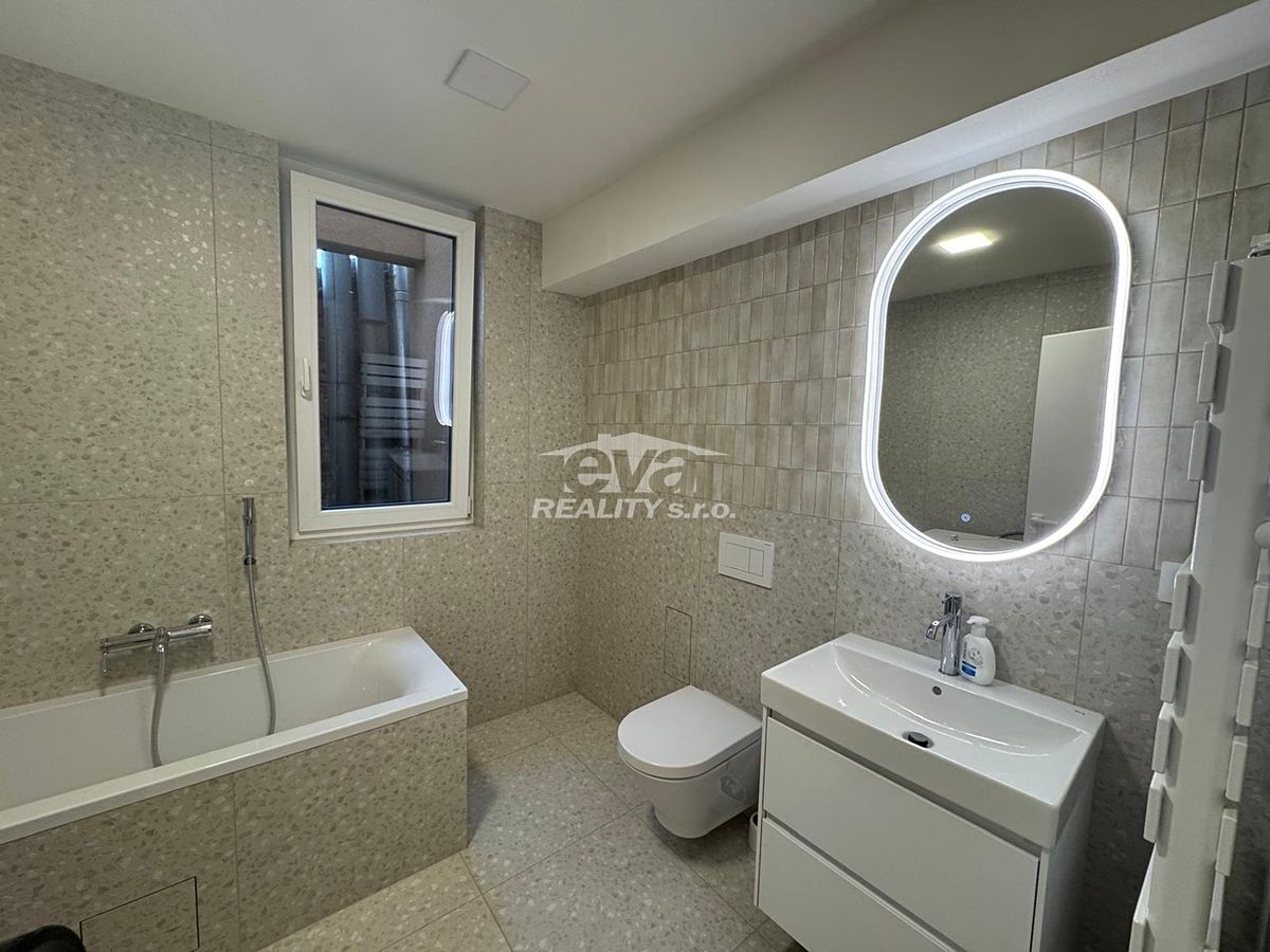 Pronájem bytu 1+kk 32 m², Praha – fotka 1 z 3