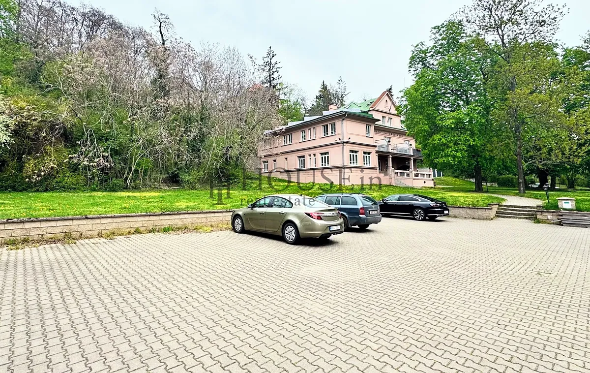 Pronájem garážového stání 12 m²