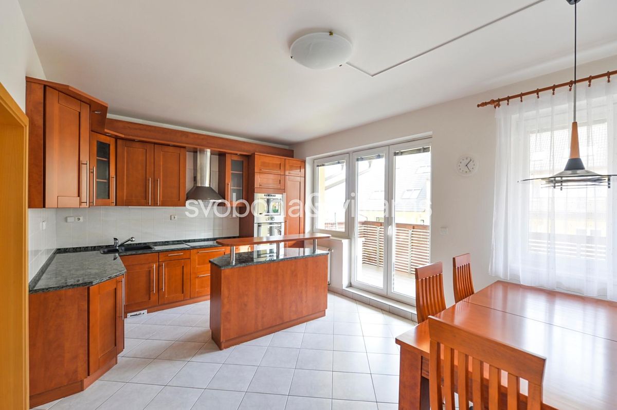 Pronájem rodinného domu 230 m², pozemek 233 m², Praha – fotka 1 z 3