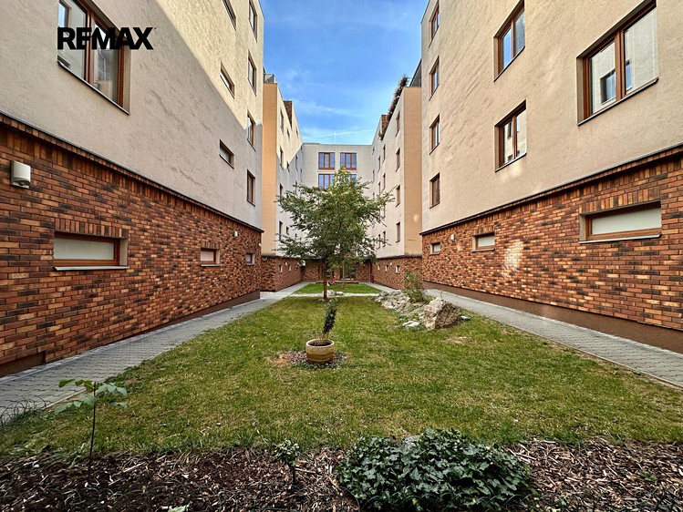 Pronájem bytu 2+kk, 53 m² (5 z 17)