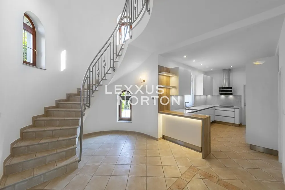 Pronájem vily 270 m², pozemek 429 m²