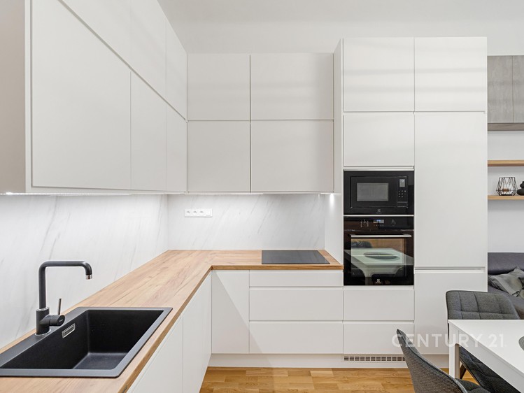 Pronájem bytu 1+kk, 34 m² (4 z 27)