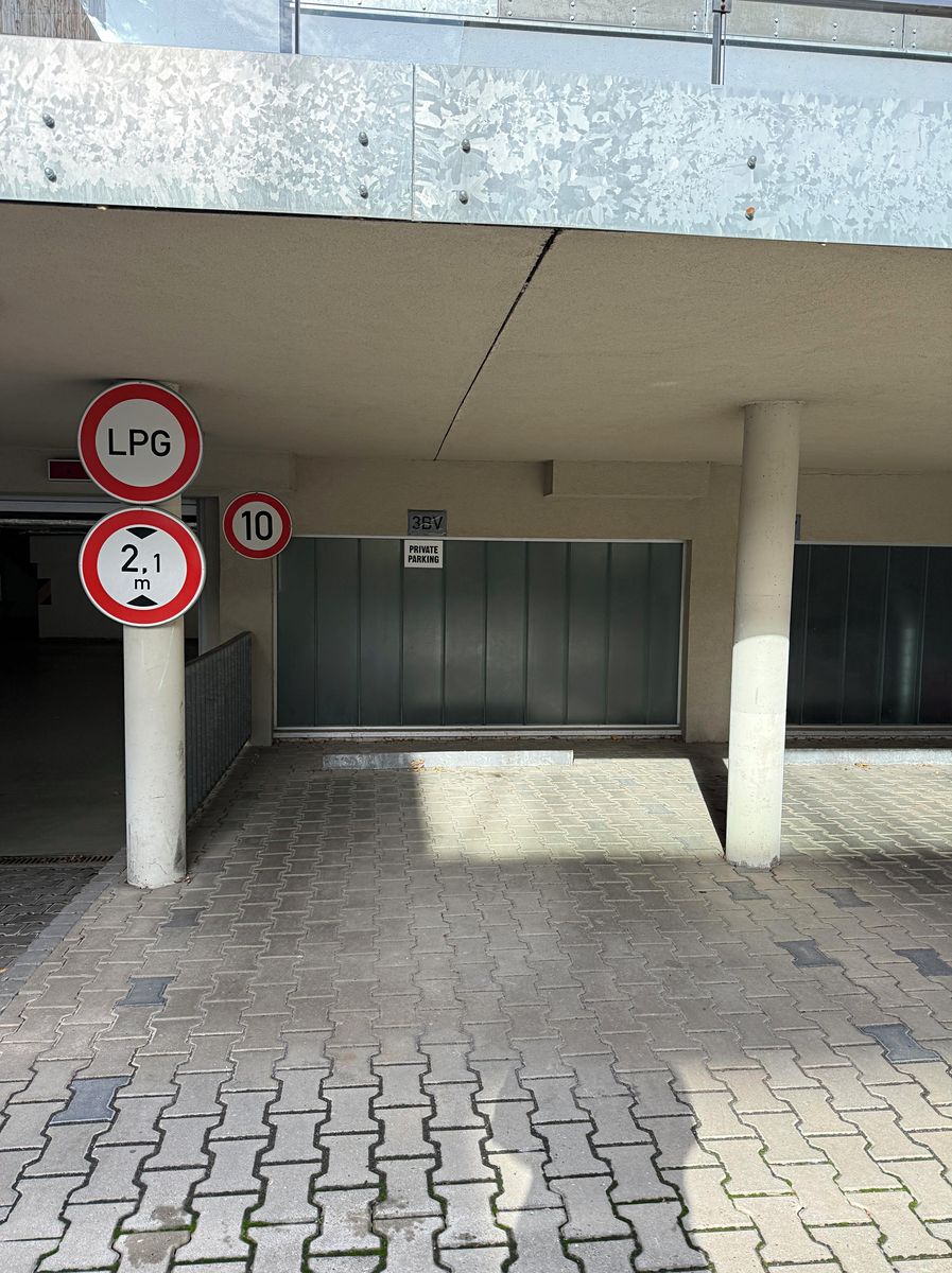 Pronájem garážového stání 12 m², Praha – fotka 1 z 3