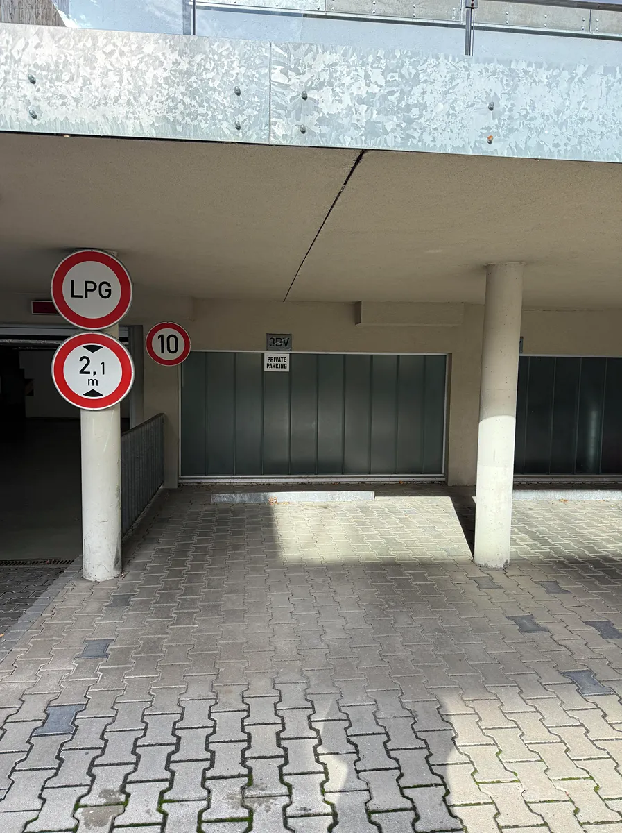 Pronájem garážového stání 12 m²