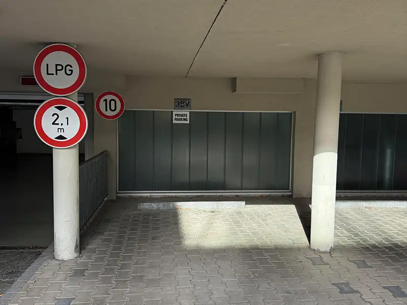 Pronájem garážového stání 12 m², Praha – náhled fotky 1
