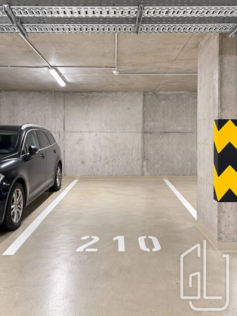 Pronájem garážového stání 13 m²