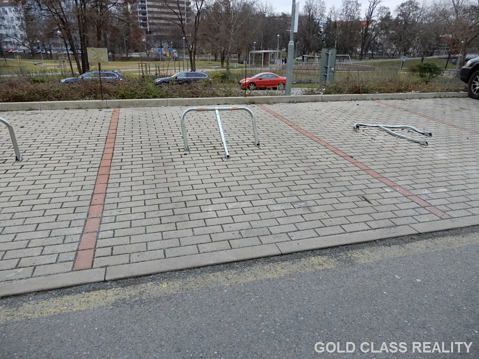 Pronájem garážového stání 15 m²