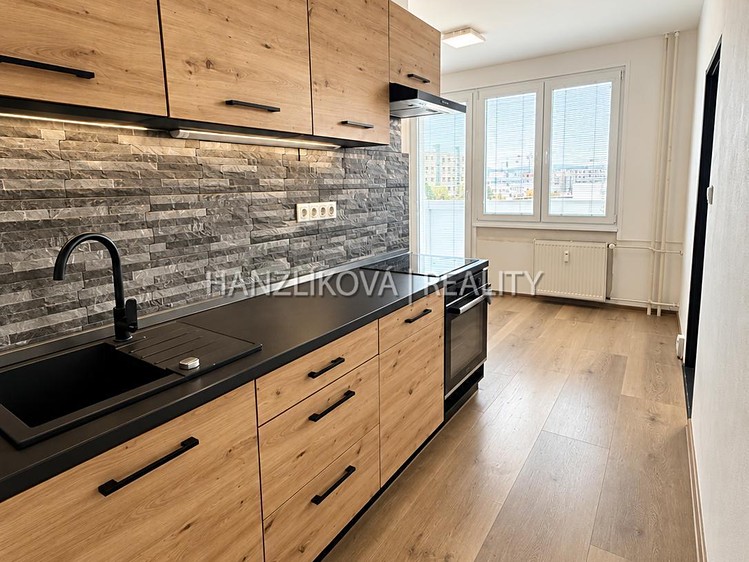 Pronájem bytu 2+1, 72 m² (1 z 16)