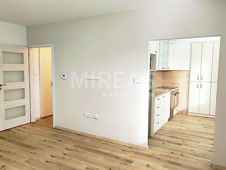 Pronájem bytu 2+kk, 49 m² (2 z 9)