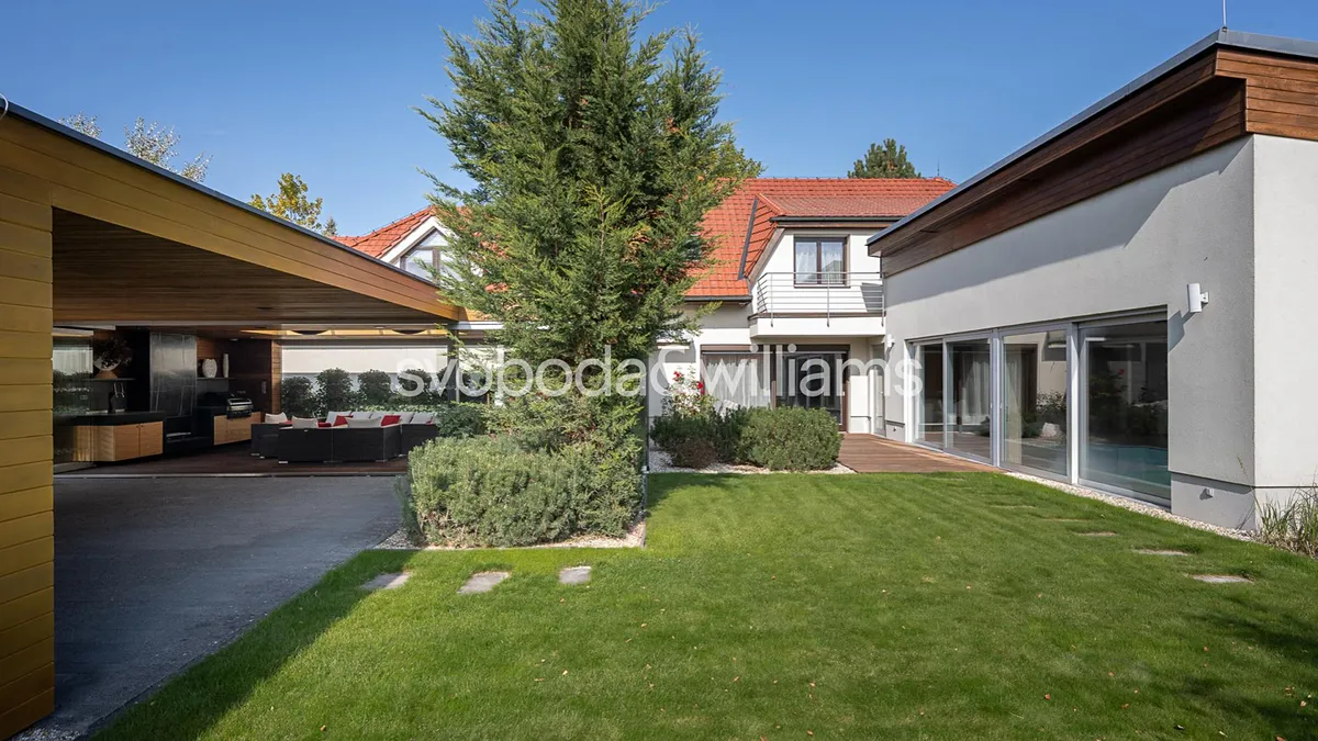 Prodej rodinného domu 347 m², pozemek 1037 m²
