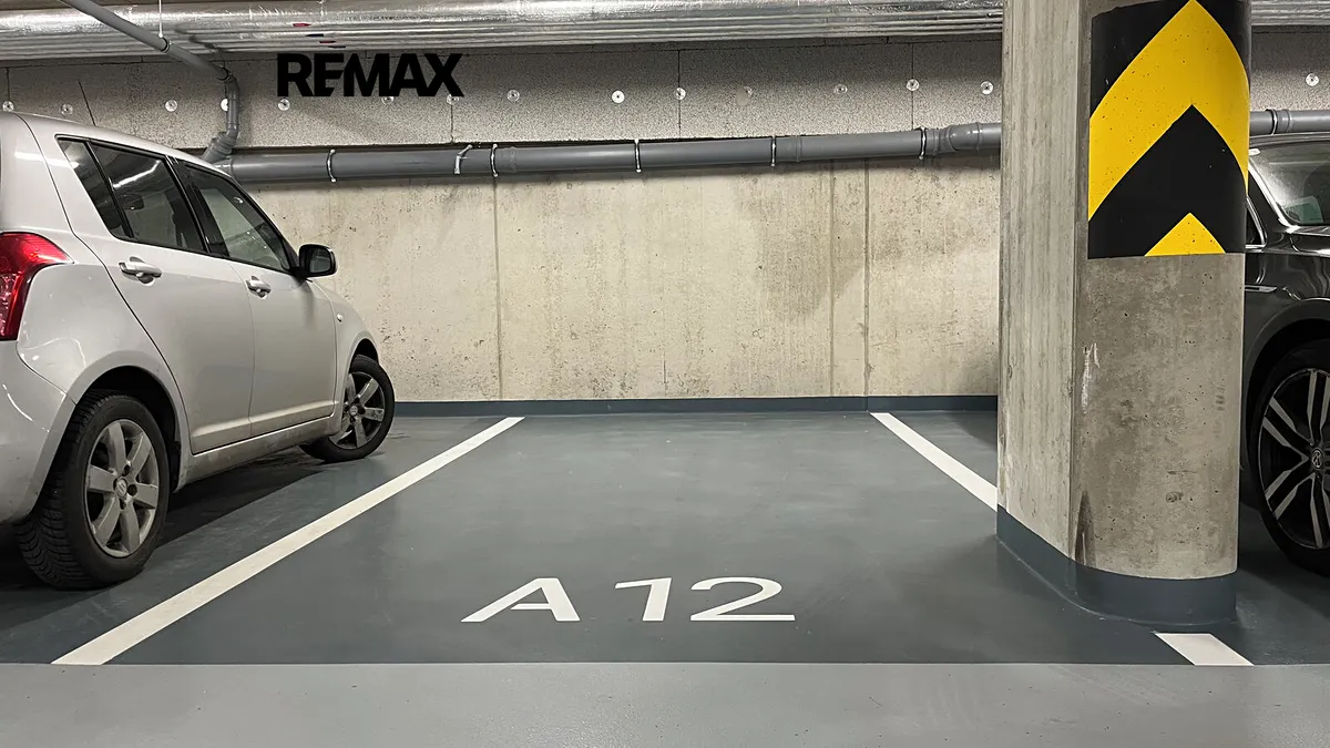 Pronájem garážového stání 15 m²
