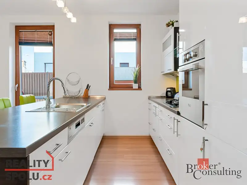 Pronájem bytu 3+kk 75 m², Zeleneč – náhled fotky 3