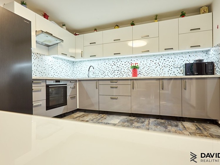 Prodej domu, 185 m² (2 z 24)