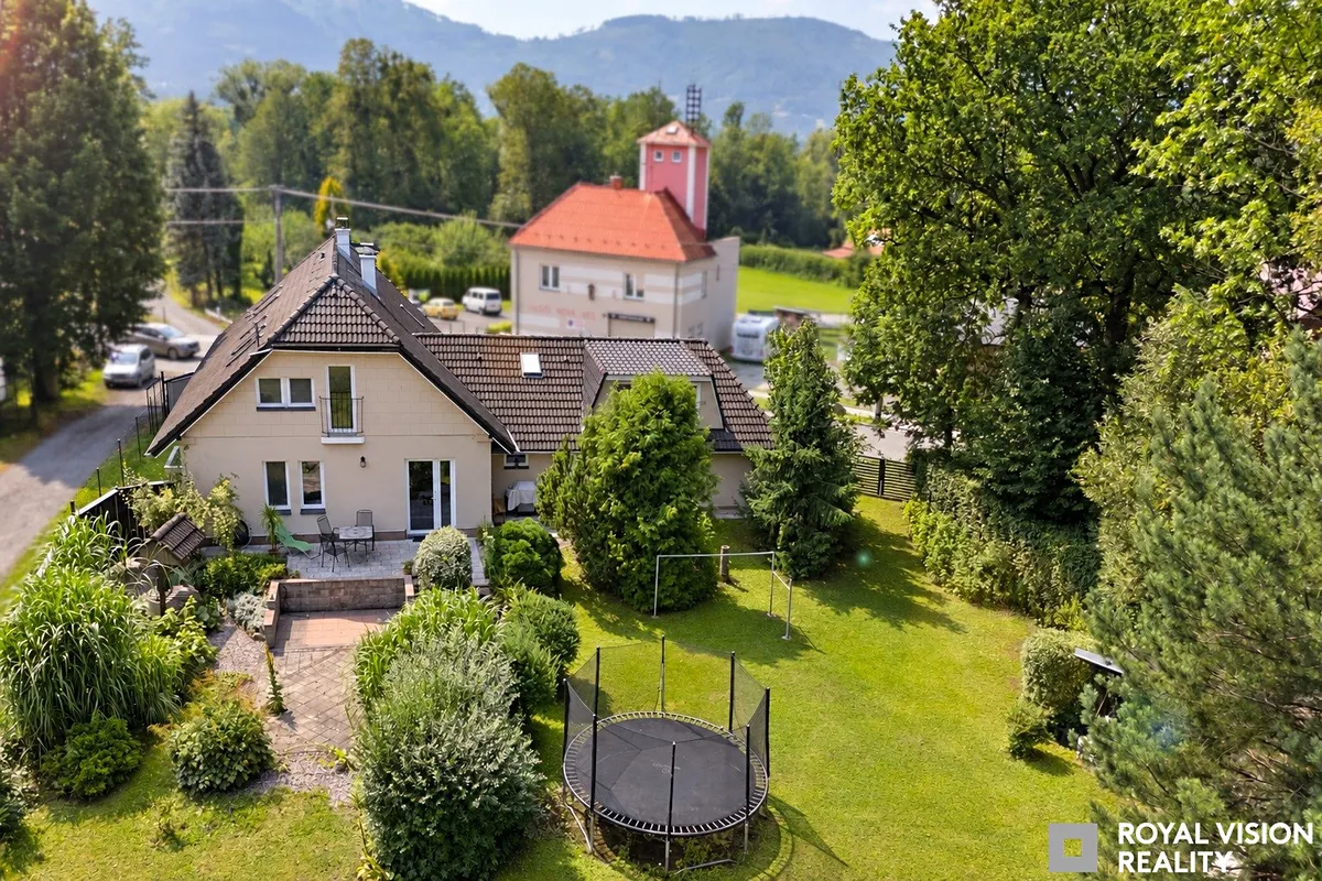 Prodej rodinného domu 265 m², pozemek 2174 m²