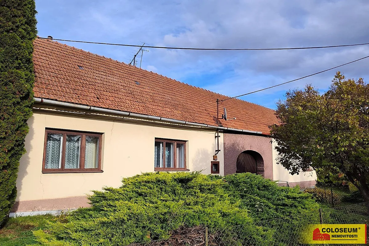 Prodej rodinného domu 360 m², pozemek 1966 m²