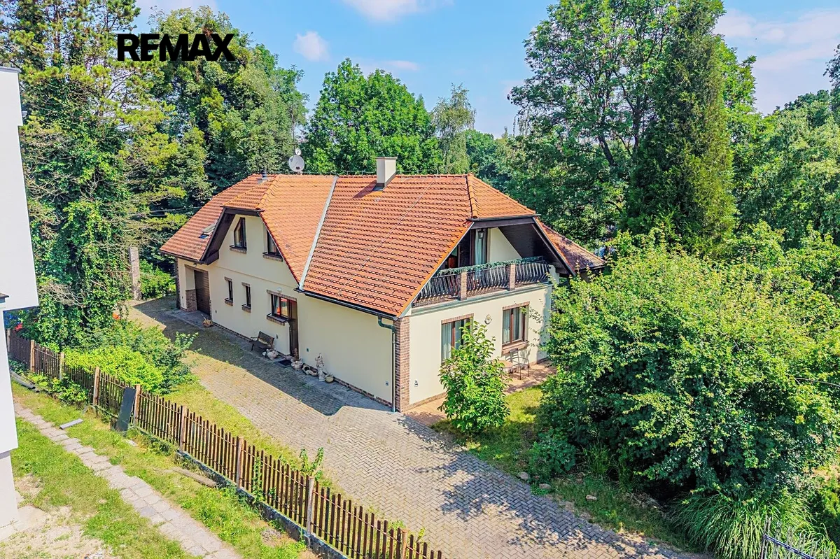 Prodej rodinného domu 220 m², pozemek 1698 m²